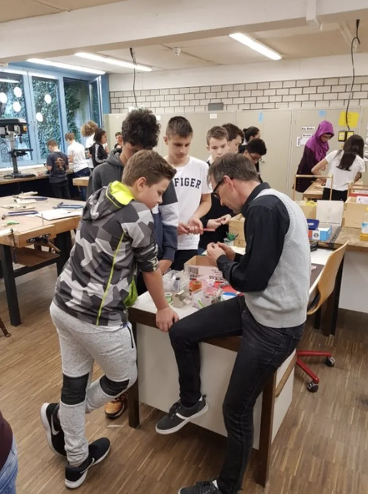 Schreiner, Zimmerer und Dachdecker… Der Technik-Parcours an der Mittelschule
