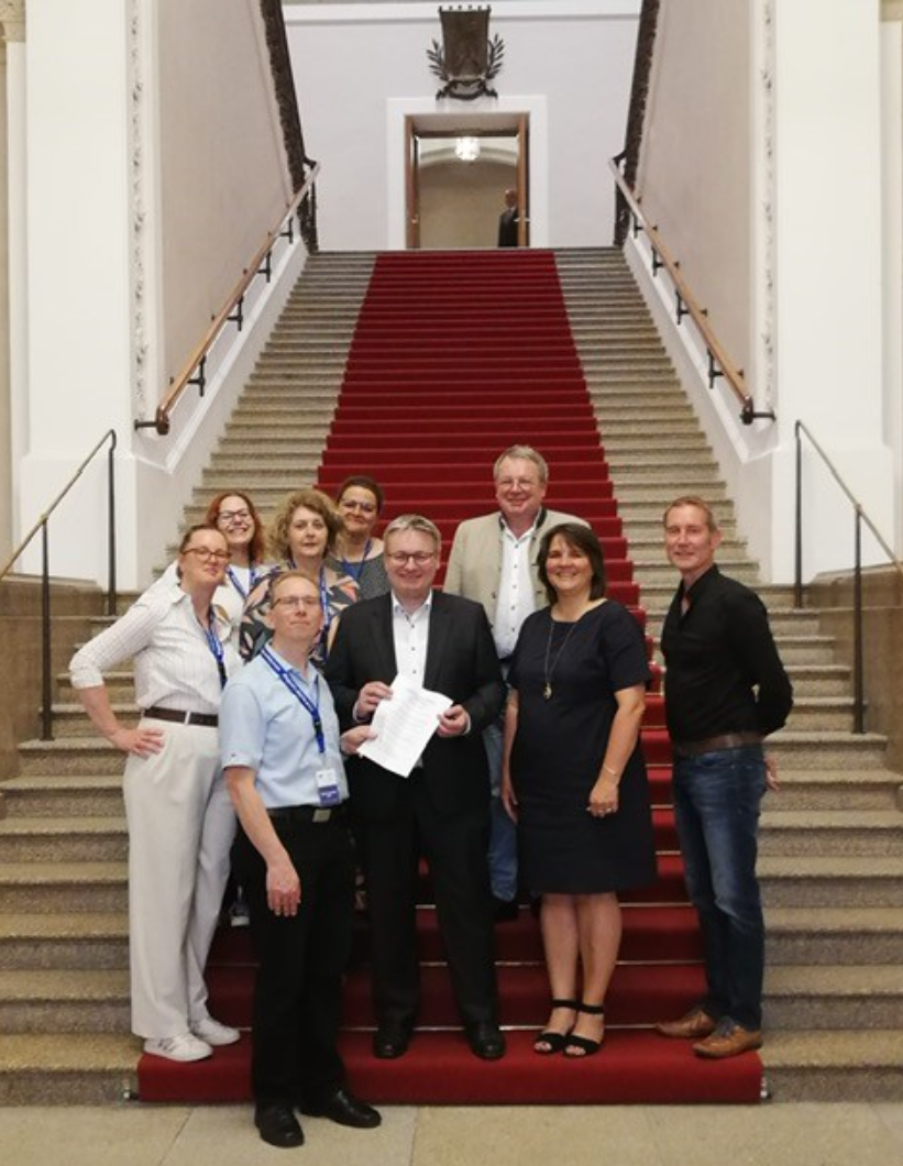 Der Elternbeirat überreicht die Petition im Landtag
