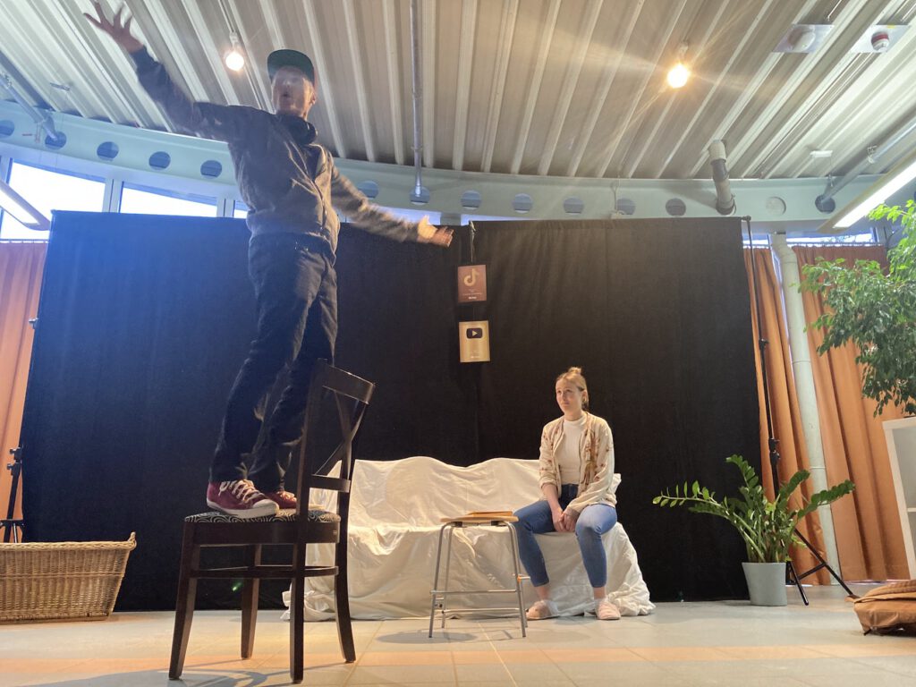 Theaterstück „Stitches for Fame – Influencer werden“ begeistert Schüler der 5. bis 8. Jahrgangsstufe